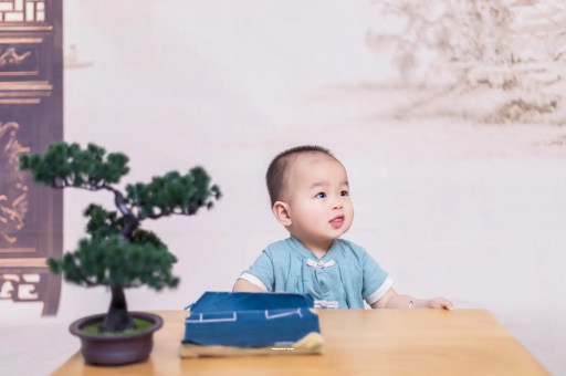 借卵生子咨询宝宝揉眼睛揉鼻子